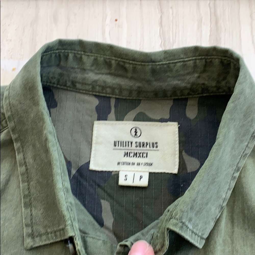 Sleeveless button down - Picture 3 of 5